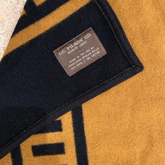 Filson Pendleton Wool Blanket - Picture 4 of 9